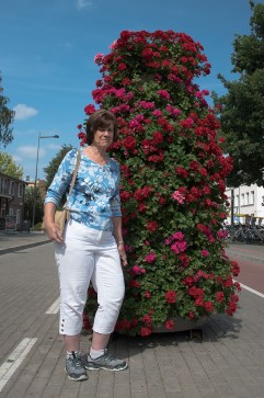 mom cops a 'tude by some flowers